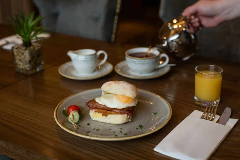 Viking Hotel breakfast blaa pouring tea