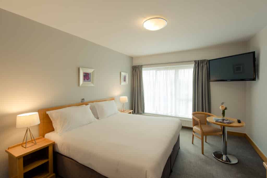 Viking Hotel double room with desk and chair